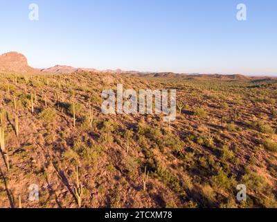 Diverses images de drones des montagnes de superstition dans le canyon d'or Arizona prises à différents moments de la journée. Banque D'Images