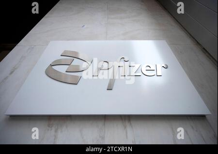 New York, États-Unis. 14 décembre 2023. Logo Drugmaker Pfizer sur son siège social mondial à New York, NY, 14 décembre 2023. Les actions de Pfizer ont chuté de près de 7%, son plus bas en neuf ans, après avoir annoncé que le chiffre d’affaires pourrait chuter en 2024. (Photo Anthony Behar/Sipa USA) crédit : SIPA USA/Alamy Live News Banque D'Images
