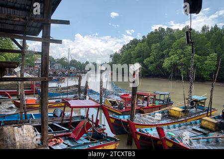 bateaux de pêche amarrés à la rive du fleuve. Banque D'Images