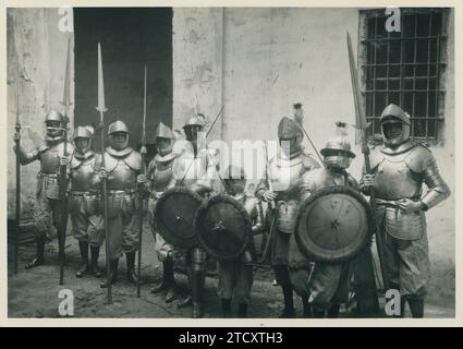 Tolède, 04/03/1931. Semaine de Pâques. Soldats romains, en armure du 17e siècle, escortant le Saint enterrement dans la procession du Vendredi Saint. Crédit : Album / Archivo ABC / Rodríguez Banque D'Images