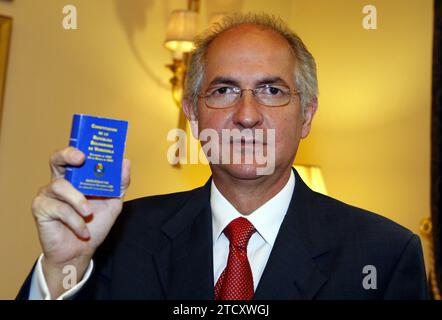 Madrid, 10/15/2009. Entretien avec Antonio Ledezma, maire de Caracas. Sur l'image, il tient dans sa main droite une copie de la Constitution de la République du Venezuela. Crédit : Album / Archivo ABC / Ernesto Agudo Banque D'Images