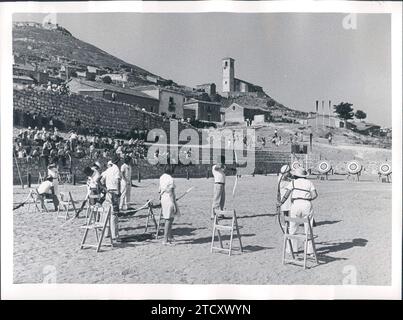 06/25/1972. IX Festival de théâtre médiéval. Dans cette image, nous pouvons voir une compétition de tir à l'arc. Crédit : Album / Archivo ABC / Teodoro Naranjo Domínguez Banque D'Images