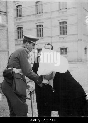 12/11/1959. Livraison des dépêches terrestres, maritimes et aériennes au prince Juan Carlos de Borbón à l'Académie militaire générale de Saragosse. Dans l'image, Don Juan Carlos dit au revoir à la mère supérieure de l'Académie militaire générale. Crédit : Album / Archivo ABC / Teodoro Naranjo Domínguez Banque D'Images