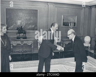 Don Juan Carlos et Doña Sofía ont reçu le prix Nobel de littérature 1979, Odisseas Elytis. Crédit : Album / Archivo ABC / Manuel Sanz Bermejo Banque D'Images