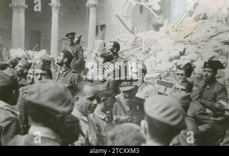 09/27/1936. Tolède (Espagne). Guerre civile espagnole. Après avoir libéré le Alcázar de Tolède, le général Moscardó (1) explique au général Franco (2) et au général Varela (3) les vicissitudes du siège dans l'enceinte de la cour. Crédit : Album / Archivo ABC Banque D'Images