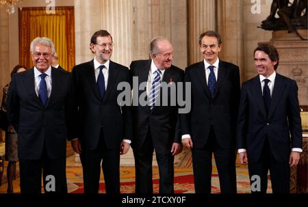 madrid, 16-1-2012.-ss.mm. Les rois lors de l'imposition de la toison d'or sur le président de la République française Nicolas Sarkozi. ; Dans l'image le roi pose avec Felipe Gonzalez, Mariano Rajoy, Jose Luis Rodriguez Zapatero et Jose Maria Aznar-photo Ernesto Acute.archdc. Crédit : Album / Archivo ABC / Ernesto Agudo Banque D'Images