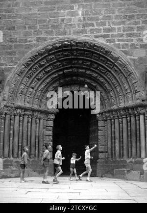 12/31/1964. Enfants jouant dans le porche de l'église romane de Santiago à Puente de la Reina (Navara). Crédit : Album / Archivo ABC / Álvaro García Pelayo Banque D'Images