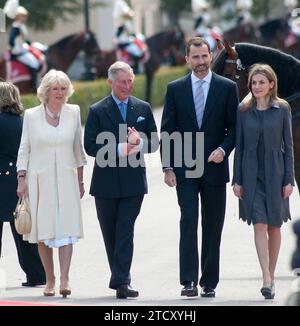 03/30/2011. D honneurs d ' État. Pardo Palace. Madrid. Espagne. Le prince de Galles et la duchesse de Cornouailles sont reçus par les princes des Asturies Don Felipe et Doña Letizia lors de la visite de l'héritier de la couronne anglaise et de son épouse en Espagne. Photo : de Saint Bernard. Archdc. Crédit : Album / Archivo ABC / Eduardo San Bernardo Banque D'Images