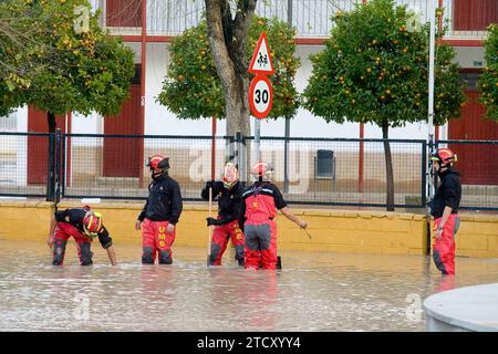 ÉCIJA (Séville), 07/12/2010. Les soldats de l'UME travaillent sur les inondations, dont la zone urbaine a été inondée de 30 pour cent. Photo : Kako Rangel. ARCHSEV. Crédit : Album / Archivo ABC / Juan Carlos Rangel Banque D'Images