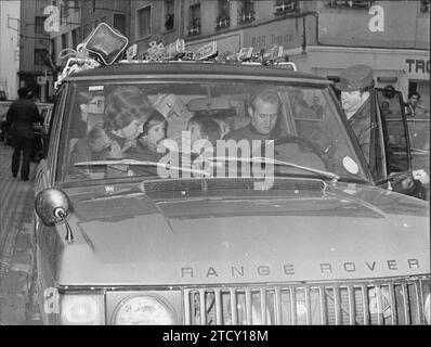 12/29/1975. Monzón (Huesca). La famille royale espagnole, dans un Land Rover, se prépare à embarquer pour un voyage à Baqueira Beret. Crédit : Album / Archivo ABC Banque D'Images