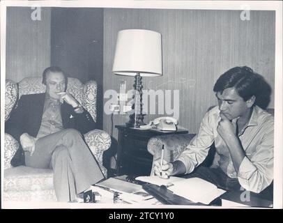 07/10/1981. Joaquín Vila interviewe le prix Nobel de littérature Czeslaw Milosz dans son hôtel, lors de sa visite à Madrid. Crédit : Album / Archivo ABC / Teodoro Naranjo Domínguez Banque D'Images