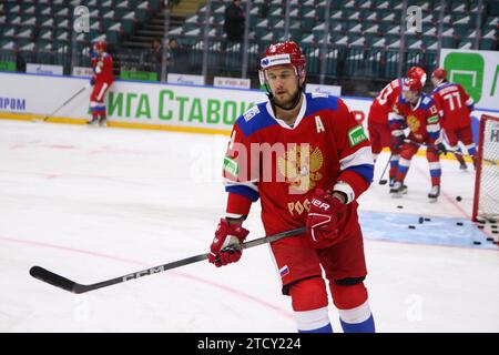 Saint-Pétersbourg, Russie. 14 décembre 2023. Joueur de l'équipe nationale de hockey Russie 25, Alexander Yelesin (4) vu en action lors de la coupe Channel One (hockey sur glace) entre Russie 25 et Stars et la VHL au Palais des sports de glace. (Score final ; Russie 25 5:2 étoiles et la VHL) crédit : SOPA Images Limited/Alamy Live News Banque D'Images