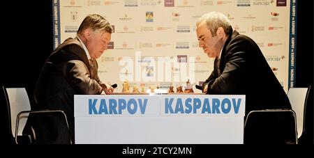 Valence, 06/22/2009. Les anciens champions du monde d'échecs, Anatoly Karpov (l) et Garri Kasparov lors de leur première confrontation avec ceux qui commémorent à Valence le 25e anniversaire de leur premier duel pour le titre mondial. Photo : Mikel Ponce. ARCHDC. Crédit : Album / Archivo ABC / Mikel Ponce Banque D'Images