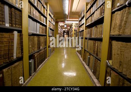 Madrid, 19 janvier 2009. Rapport sur le décompte annuel des fonds de la Bibliothèque nationale. Dans l'image, couloirs d'entrepôt. Photo : © IGNACIO GIL.. archdc. Crédit : Album / Archivo ABC / Ignacio Gil Banque D'Images