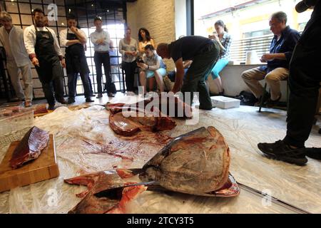 Séville, 06/11/2015. Ponchez et découpez un thon rouge de 200 kilos du piège à Barbate pour le restaurant la Pepona. Photo : Raúl Doblado ARCHSEV. Crédit : Album / Archivo ABC / Raúl Doblado Banque D'Images