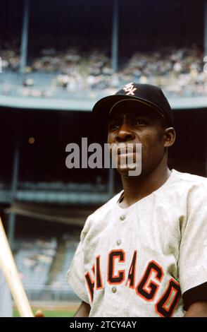 BRONX, NY - 19 JUIN : Minnie Minoso #9 des White Sox de Chicago pose avant un match de MLB contre les Yankees de New York le 19 juin 1955 au Yankee Stadium dans le Bronx, New York. (Photo de Hy Peskin) *** Légende locale *** Minnie Minoso Banque D'Images