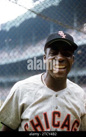 BRONX, NY - 19 JUIN : Minnie Minoso #9 des White Sox de Chicago pose avant un match de MLB contre les Yankees de New York le 19 juin 1955 au Yankee Stadium dans le Bronx, New York. (Photo de Hy Peskin) *** Légende locale *** Minnie Minoso Banque D'Images