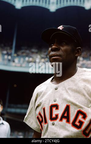 BRONX, NY - 19 JUIN : Minnie Minoso #9 des White Sox de Chicago pose avant un match de MLB contre les Yankees de New York le 19 juin 1955 au Yankee Stadium dans le Bronx, New York. (Photo de Hy Peskin) *** Légende locale *** Minnie Minoso Banque D'Images