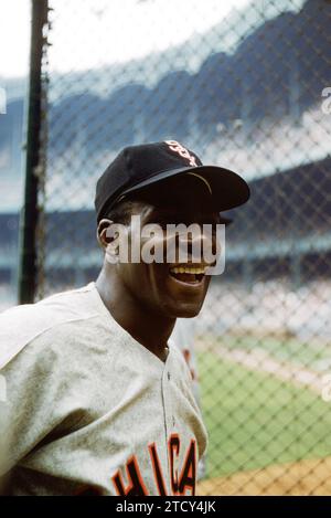 BRONX, NY - 19 JUIN : Minnie Minoso #9 des White Sox de Chicago pose avant un match de MLB contre les Yankees de New York le 19 juin 1955 au Yankee Stadium dans le Bronx, New York. (Photo de Hy Peskin) *** Légende locale *** Minnie Minoso Banque D'Images