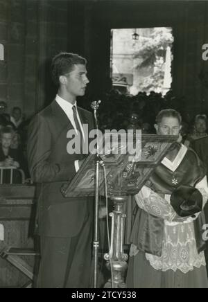 Santiago de Compostelle, 07/25/1989. SAR le Prince Felipe faisant, au nom de sa Majesté le Roi, l'offrande traditionnelle à l'Apôtre Santiago, dans la cathédrale de Saint-Jacques-de-Compostelle. Crédit : Album / Archivo ABC / Luis Ramírez Banque D'Images