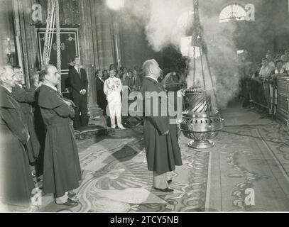 Santiago de Compostelle, 07/25/1989. SAR le Prince Felipe faisant, au nom de sa Majesté le Roi, l'offrande traditionnelle à l'Apôtre Santiago, dans la cathédrale de Saint-Jacques-de-Compostelle. Dans l'image, le moment de retirer le botafumeiro. Crédit : Album / Archivo ABC / Luis Ramírez Banque D'Images