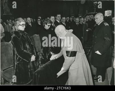 Madrid, 12/22/1973. Le chef de l'Etat Francisco Franco, en présentant ses condoléances à la famille de l'amiral Carrero Blanco, lors des funérailles tenues à San Francisco el Grande. Crédit : Album / Archivo ABC / Manuel Sanz Bermejo Banque D'Images