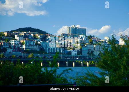 Séoul, Corée du Sud - 1 octobre 2023 : une vue sereine du district de Seongdong, avec des bâtiments latéraux sur une colline sous un ciel bleu, vu de Jam Banque D'Images