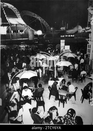 Séville, octobre 1992. Exposition universelle de Séville 1992. Ambiance sur une terrasse. Crédit : Album / Archivo ABC Banque D'Images