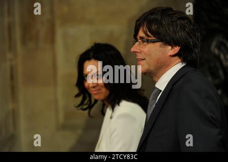 Barcelone, 01/12/2016. Inauguration du président du président de la Generalitat, Carles Puigdemont, au Palau de la Generalitat, accompagné de son épouse, Marcela Topor. Photo : Inés Baucells ARCHDC. Crédit : Album / Archivo ABC / Inés Baucells Banque D'Images