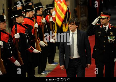 Barcelone, 01/12/2016. Inauguration du président du président de la Generalitat, Carles Puigdemont, au Palau de la Generalitat, accompagné de son épouse, Marcela Topor. Photo : Inés Baucells ARCHDC. Crédit : Album / Archivo ABC / Inés Baucells Banque D'Images