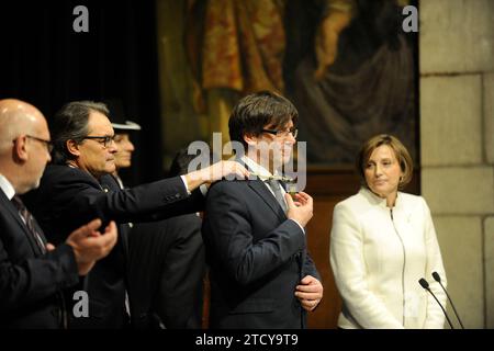 Barcelone, 01/12/2016. Inauguration du président du président de la Generalitat, Carles Puigdemont, au Palau de la Generalitat, accompagné de son épouse, Marcela Topor. Photo : Inés Baucells ARCHDC. Crédit : Album / Archivo ABC / Inés Baucells Banque D'Images