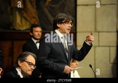 Barcelone, 01/12/2016. Inauguration du président du président de la Generalitat, Carles Puigdemont, au Palau de la Generalitat, accompagné de son épouse, Marcela Topor. Photo : Inés Baucells ARCHDC. Crédit : Album / Archivo ABC / Inés Baucells Banque D'Images