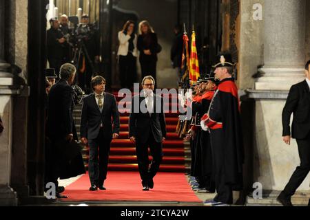 Barcelone, 01/12/2016. Inauguration du président du président de la Generalitat, Carles Puigdemont, au Palau de la Generalitat, accompagné de son épouse, Marcela Topor. Photo : Inés Baucells ARCHDC. Crédit : Album / Archivo ABC / Inés Baucells Banque D'Images