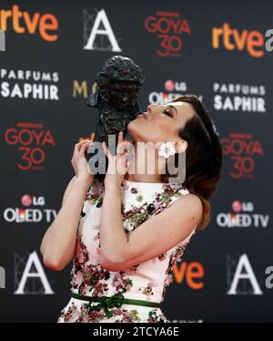 Madrid, 02/06/2016. Gala pour la 30e édition des Goya Awards. Natalia de Molina pose avec son Goya pour la meilleure actrice principale. Photo : Oscar del Pozo ARCHDC. Crédit : Album / Archivo ABC / Oscar del Pozo Banque D'Images