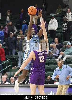 La Nouvelle-Orléans, États-Unis. 14 décembre 2023. Kevin Cross (24), attaquant de Tulane Green Wave, est fauché alors qu'il est en train de tirer sur un trois-pointeurs de Davis Molnar (12), attaquant de Furman Paladins, avec .03 secondes restantes dans le règlement lors d'un match de basket-ball masculin à Fogleman Arena à la Nouvelle-Orléans, Louisiane, le jeudi 14 décembre 2023. Cross aurait frappé les trois lancers francs pour envoyer le match en prolongation. (Photo de Peter G. Forest/Sipa USA) crédit : SIPA USA/Alamy Live News Banque D'Images