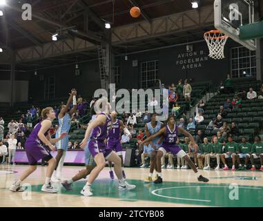 La Nouvelle-Orléans, États-Unis. 14 décembre 2023. Le garde de Tulane Green Wave Jaylen Forbes (25 ans) couperait le troisième jet libre consécutif après avoir été fauché avec .03 secondes restant dans le règlement alors qu'il était en train de tirer un trois pointeur lors d'un match de basket-ball masculin à Fogleman Arena à la Nouvelle-Orléans, Louisiane le jeudi 14 décembre 2023. Ce mouvement enverrait le jeu en prolongation. (Photo de Peter G. Forest/Sipa USA) crédit : SIPA USA/Alamy Live News Banque D'Images