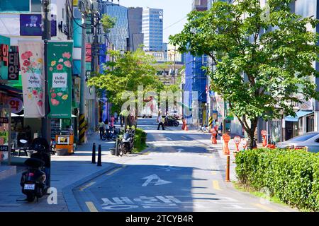 Séoul, Corée du Sud - 2 juin 2023 : une vue centrale sur la rue sinueuse Apgujeong Rodeo, bordée de vitrines chics, mettant en valeur le lif urbain animé Banque D'Images