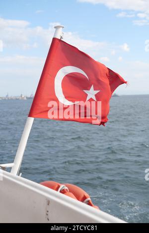Vue d'un bateau avec drapeau turc Banque D'Images