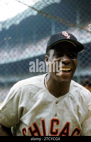BRONX, NY - 19 JUIN : Minnie Minoso #9 des White Sox de Chicago pose avant un match de MLB contre les Yankees de New York le 19 juin 1955 au Yankee Stadium dans le Bronx, New York. (Photo de Hy Peskin) *** Légende locale *** Minnie Minoso Banque D'Images