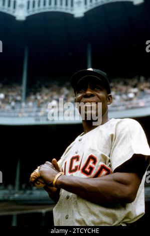 BRONX, NY - 19 JUIN : Minnie Minoso #9 des White Sox de Chicago pose avant un match de MLB contre les Yankees de New York le 19 juin 1955 au Yankee Stadium dans le Bronx, New York. (Photo de Hy Peskin) *** Légende locale *** Minnie Minoso Banque D'Images