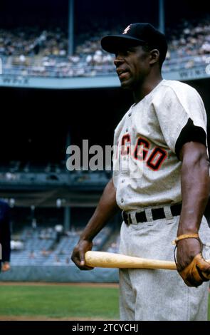 BRONX, NY - 19 JUIN : Minnie Minoso #9 des White Sox de Chicago pose avant un match de MLB contre les Yankees de New York le 19 juin 1955 au Yankee Stadium dans le Bronx, New York. (Photo de Hy Peskin/Getty Images) (Numéro de série : X2762) *** Légende locale *** Minnie Minoso Banque D'Images