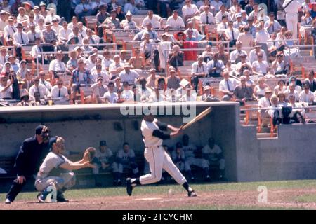 SAN FRANCISCO, CA - 30 MAI : Willie Mays #24 des Giants de San Francisco s'empare du ballon lors du deuxième match du double-header contre les Cubs de Chicago le 30 mai 1960 au Candlestick Park à San Francisco, en Californie. (Photo de Hy Peskin) *** Légende locale *** Willie Mays Banque D'Images