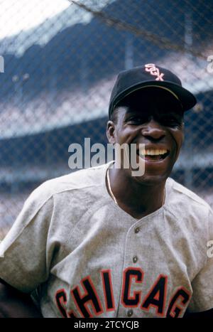 BRONX, NY - 19 JUIN : Minnie Minoso #9 des White Sox de Chicago pose avant un match de MLB contre les Yankees de New York le 19 juin 1955 au Yankee Stadium dans le Bronx, New York. (Photo de Hy Peskin) *** Légende locale *** Minnie Minoso Banque D'Images