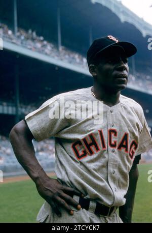 BRONX, NY - 19 JUIN : Minnie Minoso #9 des White Sox de Chicago pose avant un match de MLB contre les Yankees de New York le 19 juin 1955 au Yankee Stadium dans le Bronx, New York. (Photo de Hy Peskin) *** Légende locale *** Minnie Minoso Banque D'Images