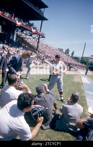 PITTSBURGH, PA - 7 JUILLET : Harmon Killebrew #3 des sénateurs de Washington et de la Ligue américaine pose pour les photographes avant le 26e match des All-Star de la MLB entre les All-Stars de la Ligue américaine contre les All-Stars de la Ligue nationale le 7 juillet 1959 au Forbes Field à Pittsburgh, Pennsylvanie. (Photo de Hy Peskin) *** Légende locale *** Harmon Killebrew Banque D'Images