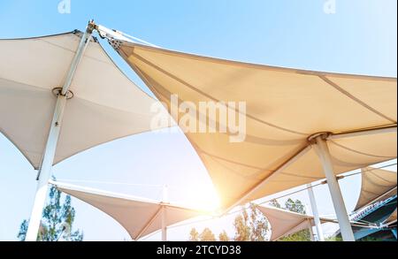 Auvents blancs en forme de voiles sous ciel bleu Banque D'Images