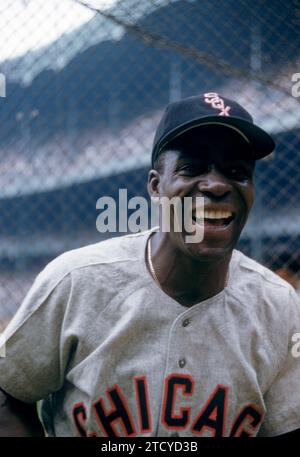 BRONX, NY - 19 JUIN : Minnie Minoso #9 des White Sox de Chicago pose avant un match de MLB contre les Yankees de New York le 19 juin 1955 au Yankee Stadium dans le Bronx, New York. (Photo de Hy Peskin) *** Légende locale *** Minnie Minioso Banque D'Images