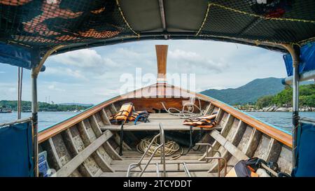 Nez traditionnel de bateau de taxi de longue queue en bois avec des rubans de décoration à la plage de Thaïlande. Un bateau traditionnel à longue queue Cruising.White Cloud an Banque D'Images