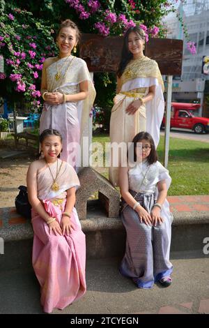 Les filles visitant Chiang Mai habillées en costumes thaïlandais loués Banque D'Images