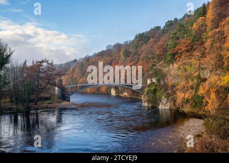 Le vieux pont Craigellachie sur la rivière Spey à la fin de l'automne. Craigellachie, Morayshire, Écosse Banque D'Images